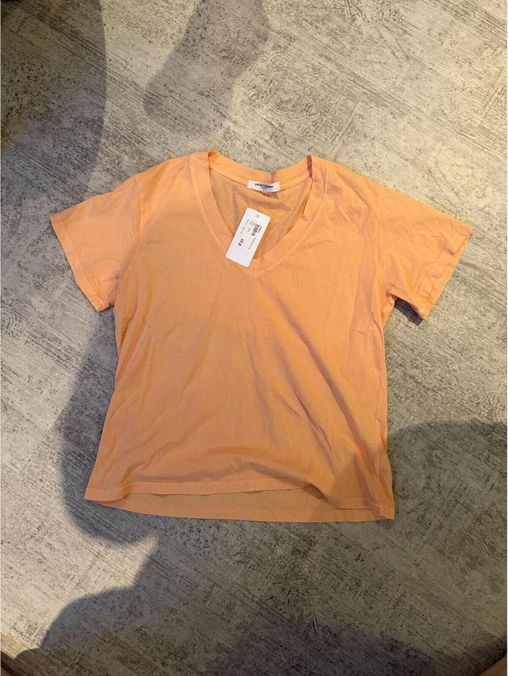 NWT Perfectwhitetee Women's Hendrix Peach V-Neck Short Sleeve T-Shirt